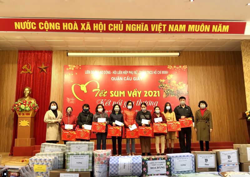 Các đồng chí Đỗ Thị Minh Lam (Chủ tịch, ngoài cùng bên phải) và Nguyễn Kim Lê (Phó Chủ tịch Thường trực, ngoài cùng bên trái) Hội LHPN quận Cầu Giấy trao tặng 10 suất quà cho hội viên phụ nữ có hoàn cảnh khó khăn.