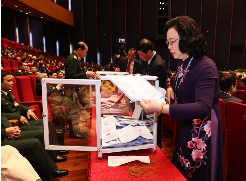 C&aacute;c th&agrave;nh vi&ecirc;n Ban Kiểm phiếu l&agrave;m nhiệm vụ sau khi Đại hội ho&agrave;n th&agrave;nh việc bỏ phiếu.