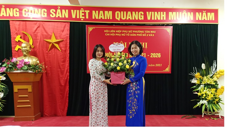 Đồng chí Nguyễn Lệ Hằng - Chủ tịch Hội LHPN quận Hoàng Mai tặng hoa chúc mừng