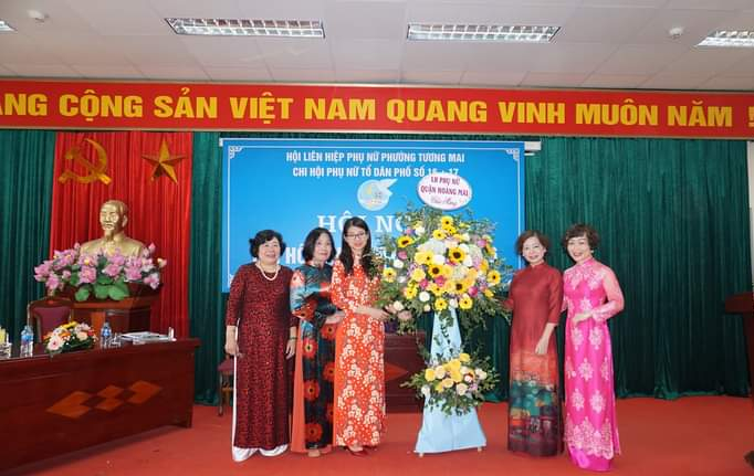 Hội LHPN quận chúc mừng hội nghị chi hội điểm tại phường