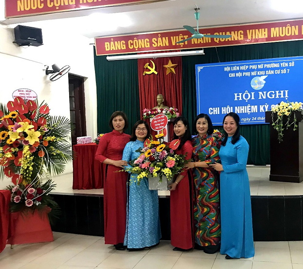 Hội LHPN quận chúc mừng Hội nghị chi hội điểm tại phường Yên Sở