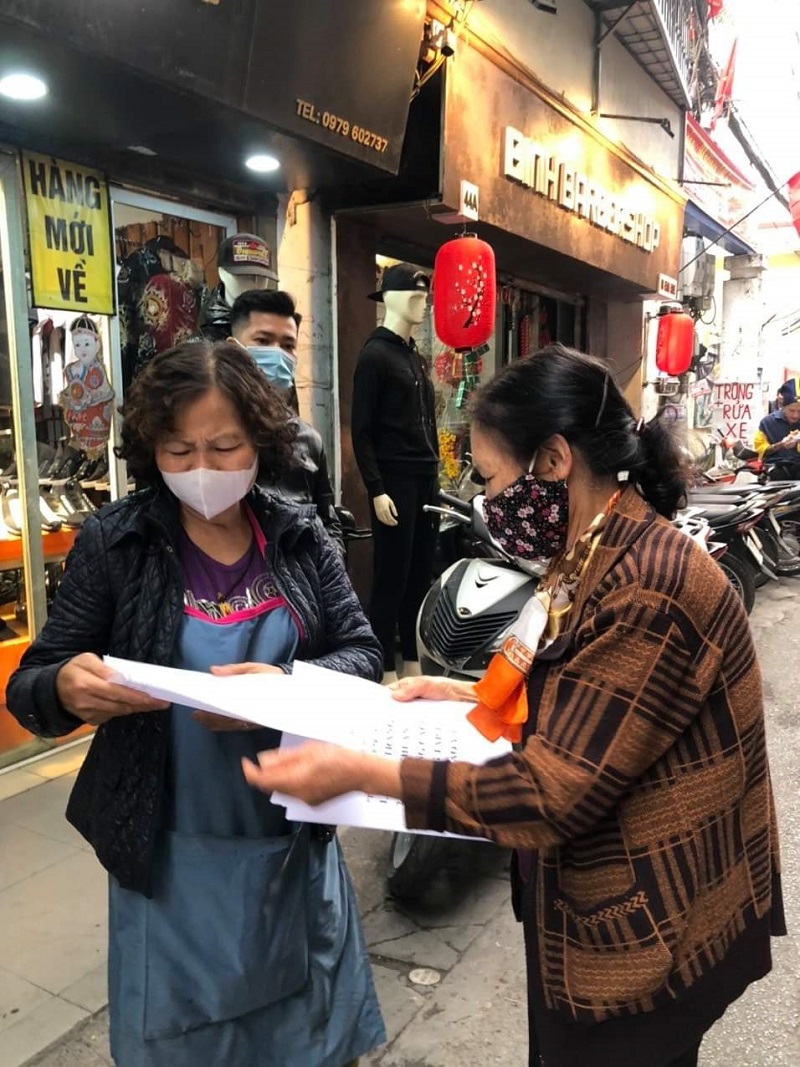 Cán bộ hội phụ nữ quận Đống Đa tiếp tục ra quân nhắc nhở hội viên và người dân tham gia phòng chống dịch Covid -19