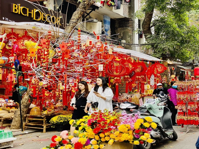 Phố cổ Hà Nội rực rỡ đón xuân.