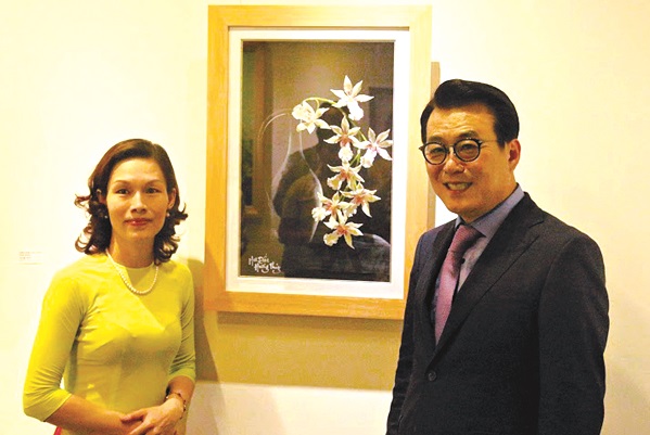 Chị Hương Thủy v&agrave; Chủ tịch Hội văn h&oacute;a H&agrave;n Quốc tại triển l&atilde;m Tranh hoa đất Việt &ndash; H&agrave;n năm 2016