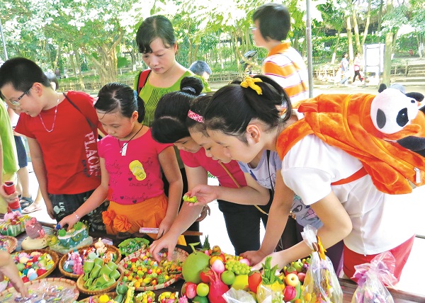 Nhiều em nhỏ y&ecirc;u th&iacute;ch nặn đất v&agrave; l&agrave;m hoa đất tại workshop Dạy l&agrave;m hoa đất tổ chức tại Bảo t&agrave;ng D&acirc;n tộc học