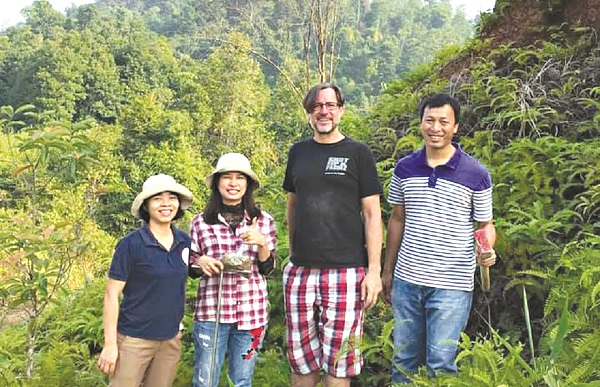 ThS Mai Thị Nga c&ugrave;ng nh&oacute;m nghi&ecirc;n cứu đến c&aacute;c v&ugrave;ng n&uacute;i nhiều dương xỉ