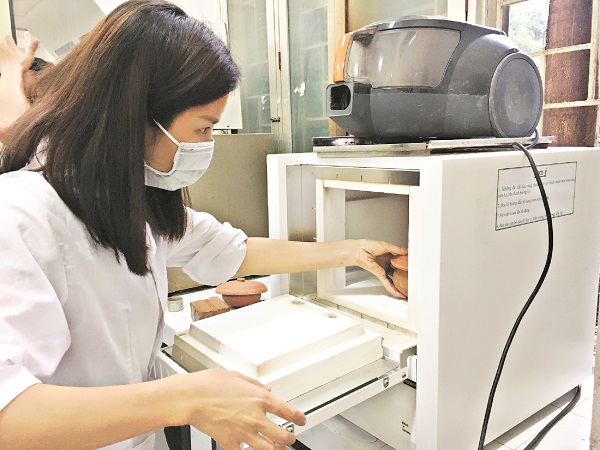 ThS Mai Thị Nga trong ph&ograve;ng nghi&ecirc;n cứu