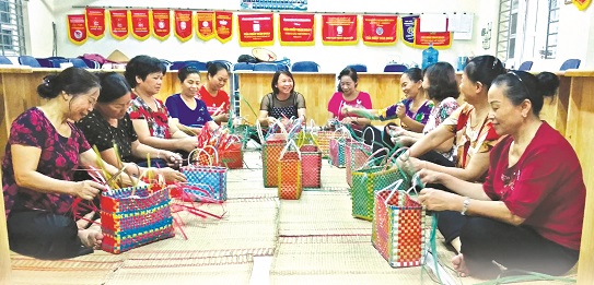 Chị em c&aacute;n bộ Hội Phụ nữ T&acirc;y Hồ tham gia đan l&agrave;n nhựa