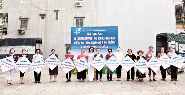 Hội LHPN quận Ba Đ&igrave;nh ra qu&acirc;n tổng vệ sinh m&ocirc;i trường  v&agrave; thu gom r&aacute;c thải nhựa
