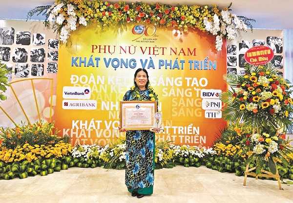 B&agrave; T&uacute;c được nhận Bằng khen của Hội LHPN Việt Nam  (Ảnh: NVCC)