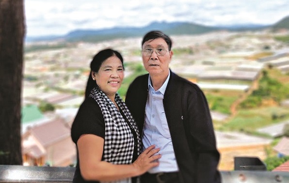 Vợ chồng b&agrave; T&uacute;c