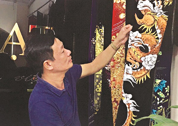 Nghệ nhân Nghiêm Xuân Đạt giới thiệu mẫu vải thêu tay độc đáo