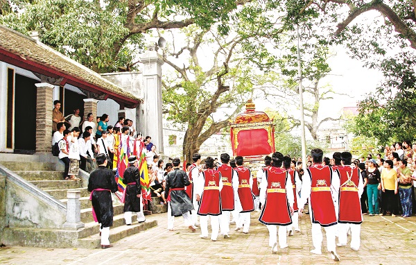 C&aacute;c giai nam rước kiệu Đức Th&aacute;nh &Ocirc;ng trong ng&agrave;y hội 5 l&agrave;ng Mọc. C&aacute;c giai nữ rước kiệu Đức Th&aacute;nh B&agrave;. Y&ecirc;u cầu tuyển chọn c&aacute;c giai nam, giai nữ phải l&agrave; c&aacute;c nam thanh, nữ t&uacute; chăm ngoan, học giỏi, chưa lập gia đ&igrave;nh, tuổi từ 18 - 25 (Ảnh: NVCC)