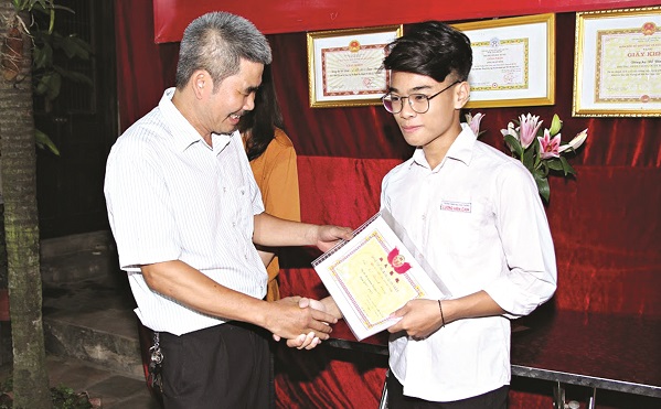 Con em d&ograve;ng họ Đỗ Đ&igrave;nh, l&agrave;ng Quan Nh&acirc;n chăm ngoan, học giỏi v&agrave; được d&ograve;ng họ khen thưởng (Ảnh: NVCC)