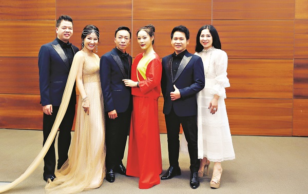 Ba cặp đ&ocirc;i tam ca nhạc đỏ