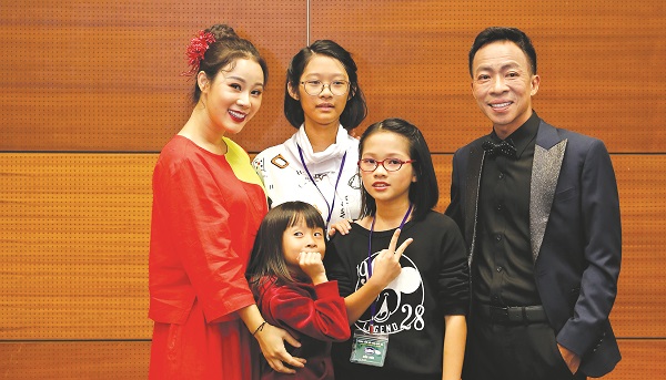 Gia đ&igrave;nh NSƯT Việt Ho&agrave;n