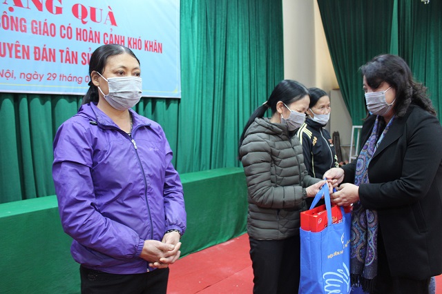 Đồng ch&iacute; Nguyễn Thị Thu Thủy &ndash; Ph&oacute; Chủ tịch Thường trực Hội LHPN H&agrave; Nội tặng qu&agrave; cho phụ nữ c&ocirc;ng gi&aacute;o c&oacute; ho&agrave;n cảnh kh&oacute; khăn tại x&atilde; Minh T&acirc;n, huyện Ph&uacute; Xuy&ecirc;n