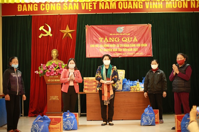 Đồng ch&iacute; Nguyễn Thị Thu Thủy &ndash; Ph&oacute; Chủ tịch Thường trực Hội LHPN H&agrave; Nội tặng qu&agrave; cho nữ lao động nhập cư tại quận Ho&agrave;ng Mai