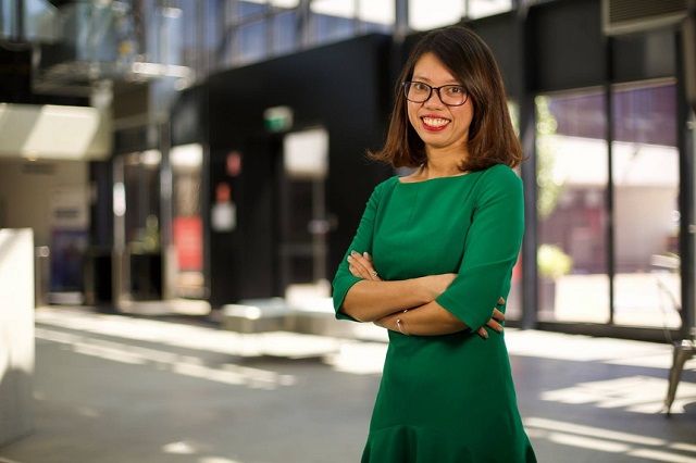 Đặng Thị Hương l&agrave; người Việt đầu ti&ecirc;n nhận đ&uacute;p 2 giải thưởng Sinh vi&ecirc;n quốc tế xuất sắc bang Victoria d&agrave;nh cho hệ đại học v&agrave;  Sinh vi&ecirc;n quốc tế xuất sắc bang Victoria do thủ hiến bang Dennis Napthine trao tặng năm 2012.