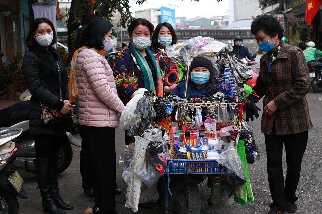 Đồng ch&iacute; Nguyễn Thị Thu Thủy (thứ 3 từ tr&aacute;i sang) &acirc;n cần thăm hỏi v&agrave; tặng qu&agrave; chị Cao Thị Loan (qu&ecirc; Nghệ An), phụ nữ khuyết tật b&aacute;n h&agrave;ng rong ở phường Ph&uacute;c T&acirc;n (quận Ho&agrave;n Kiếm)