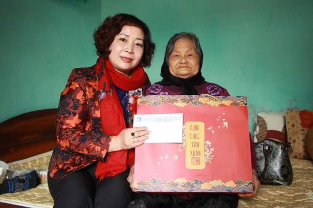 Đồng ch&iacute; L&ecirc; Thị Thi&ecirc;n Hương &ndash; Ph&oacute; Chủ tịch Hội LHPN H&agrave; Nội thăm hỏi v&agrave; tặng qu&agrave; Mẹ VNAH Trần Thị Xạ