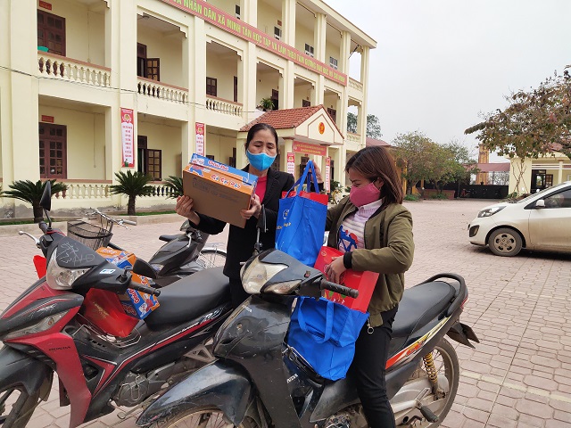 Chị em phụ nữ c&ocirc;ng gi&aacute;o x&atilde; Minh T&acirc;n phấn khởi đến nhận qu&agrave; Tết của Hội PN H&agrave; Nội.