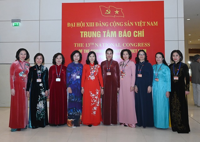 Chủ tịch Hội LHPN H&agrave; Nội L&ecirc; Kim Anh (người thứ tư từ phải sang) c&ugrave;ng c&aacute;c đại biểu nữ dự Đại hội XIII của Đảng