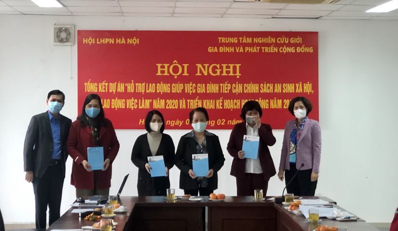 Đ/c Lê Kim Anh và ông Lê Văn Sơn trao khen thưởng cho 4 tập thể và 15 cá nhân có hoạt động tích cực trong hỗ trợ lao động GVGĐ năm 2020.