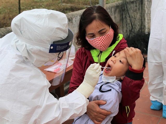 C&aacute;n bộ y tế tiếp tục lấy mẫu x&eacute;t nghiệm Covid-19 tr&ecirc;n diện rộng tại Ch&iacute; Linh, Hải Dương. Ảnh: Trung Sơn