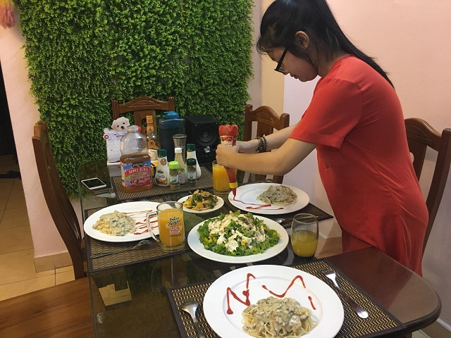 Nguyễn Đỗ Minh Tâm tự tay làm những món ăn cho người thân của mình.