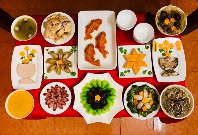 Mâm cỗ chay do chính tay Tâm chuẩn bị để dâng cúng tổ tiên trong dịp lễ, Tết