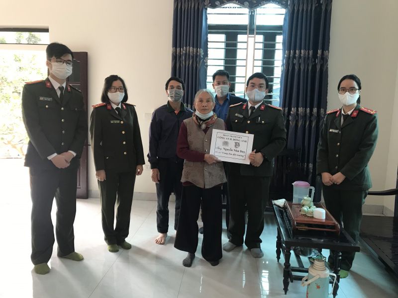 Đo&agrave;n c&aacute;n bộ đến thăm b&agrave; Nguyễn Thị Nho, vợ liệt sỹ ở x&atilde; Xu&acirc;n Canh