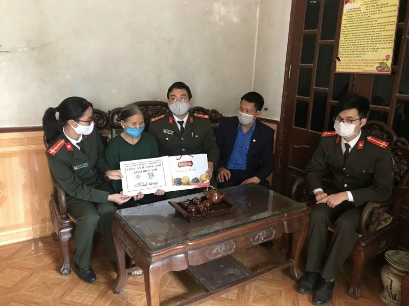 Đo&agrave;n c&aacute;n bộ đến thăm gia đ&igrave;nh b&agrave; Nguyễn Thị Xỳ ở Xu&acirc;n Canh