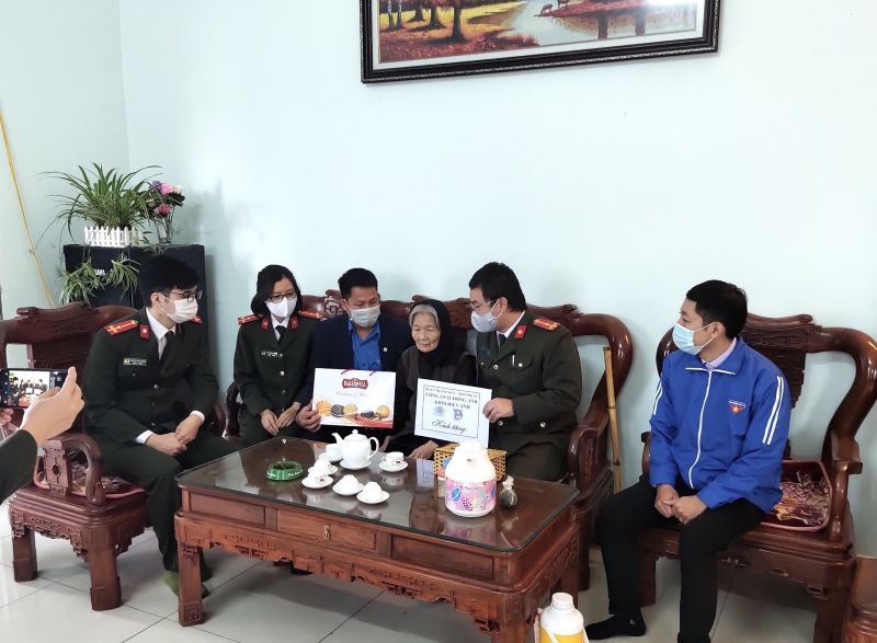 Đo&agrave;n TNCS HCM, Hội LHPN C&ocirc;ng an quận Đ&ocirc;ng Anh phối hợp với Đo&agrave;n TNCS HCM x&atilde; Xu&acirc;n Canh đến thăm v&agrave; tặng qu&agrave; cho mẹ Ho&agrave;ng Thị Dương l&agrave; mẹ liệt sỹ.