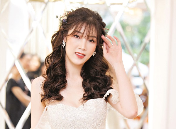 Hoa hậu áo dài Phí Thùy Linh Hoa hậu áo dài Phí Thùy Linh