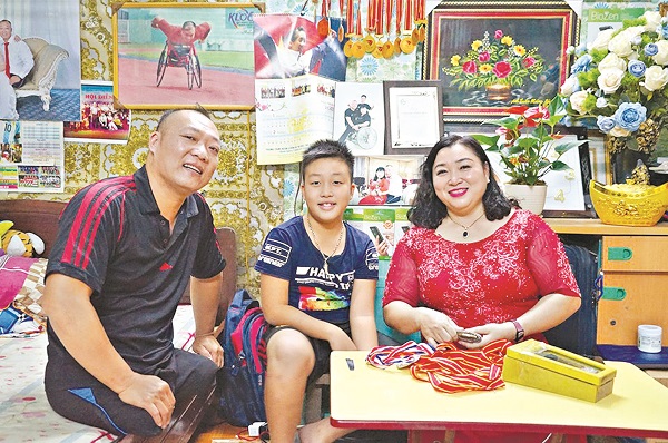 Gia đình hạnh phúc của chị Kiên, anh Thức và con trai Tuấn Anh (Ảnh: NVCC)