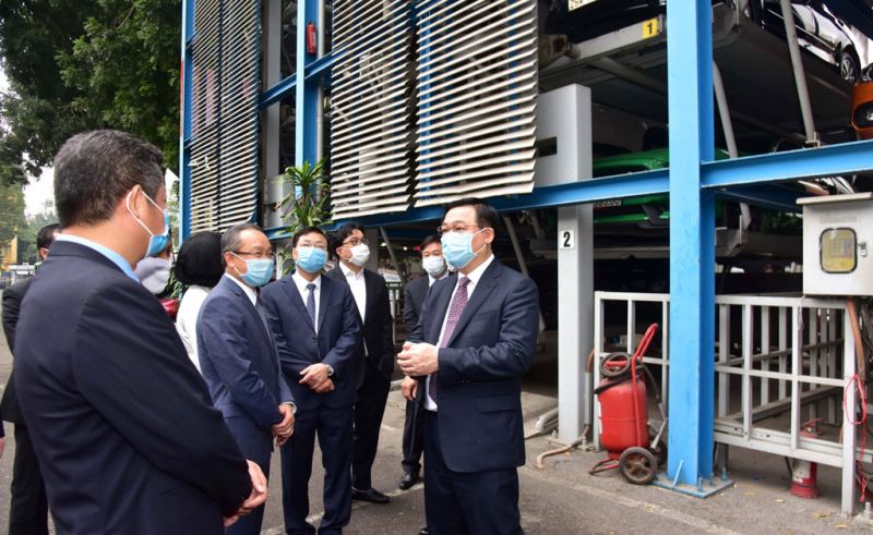 Bí thư Thành ủy Hà Nội Vương Đình Huệ tham quan bãi đỗ xe tự động tại phố Nguyễn Công Trứ.