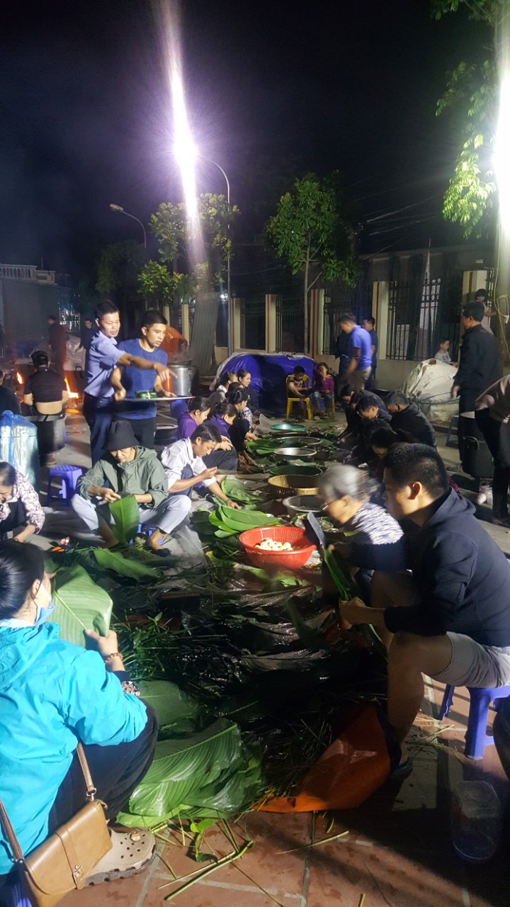 Nhân dân xã La Phù gói bánh chưng ủng hộ đồng bào miền Trung Nhân dân xã La Phù gói bánh chưng ủng hộ đồng bào miền Trung