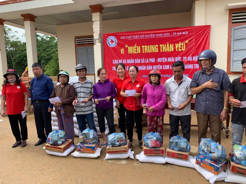 Trao quà cho người dân ở Quảng Trị Trao quà cho người dân ở Quảng Trị