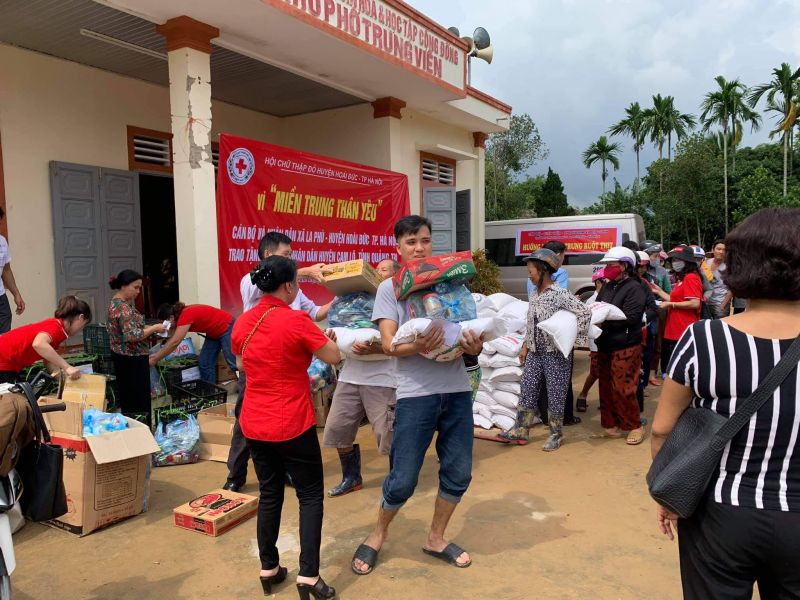Trao quà cho nhân dân tỉnh Quảng Trị Trao quà cho nhân dân tỉnh Quảng Trị