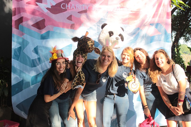 P&eacute;p&eacute; vui chơi Noel c&ugrave;ng c&aacute;c em nhỏ