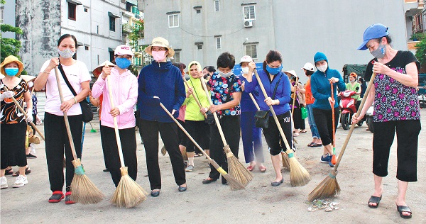 Hội LHPN quận Ba Đ&igrave;nh ra qu&acirc;n vệ sinh m&ocirc;i trường, thu gom r&aacute;c thải nhựa hưởng ứng Th&aacute;ng h&agrave;nh động v&igrave; m&ocirc;i trường, Ng&agrave;y M&ocirc;i trường thế giới 5/6