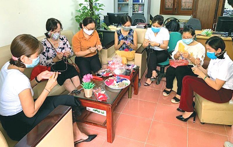 Mô hình làm dải băng đeo khẩu trang bằng len thu hút đông đảo hội viên phụ nữ tham gia