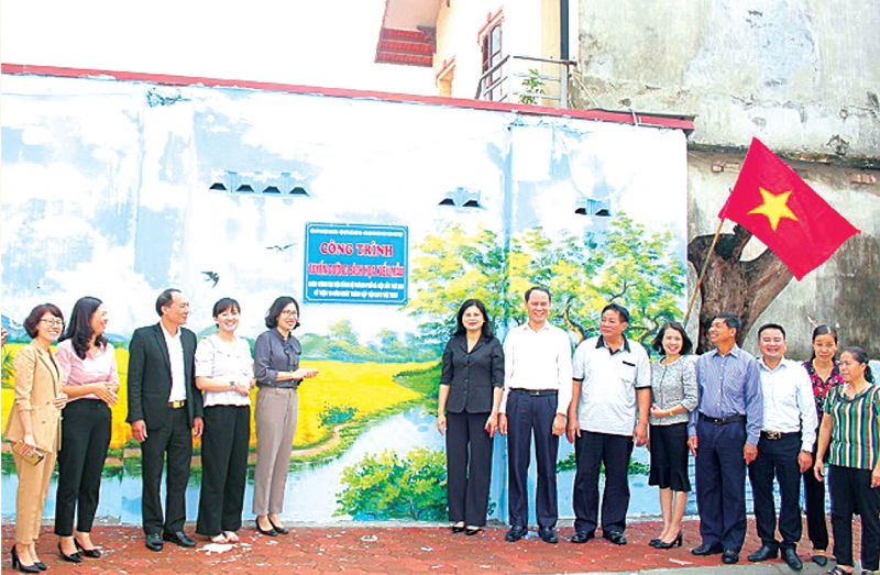 C&aacute;c đại biểu tham gia gắn biển v&agrave; thăm quan tuyến đường b&iacute;ch họa kiểu mẫu tại th&ocirc;n Ph&uacute; Thụy, x&atilde; Ph&uacute; Thị, huyện Gia L&acirc;m