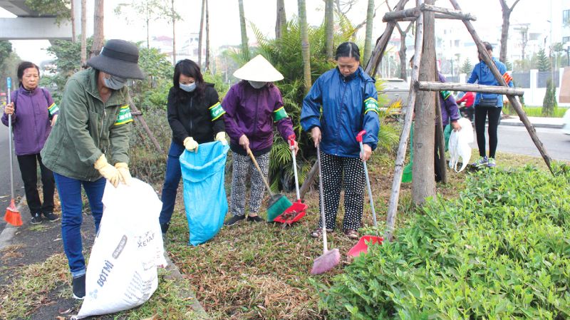 C&aacute;n bộ hội vi&ecirc;n phụ nữ quận Đống Đa ra qu&acirc;n vệ sinh m&ocirc;i trường.