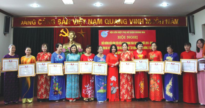 Hội LHPN quận Ho&agrave;ng Mai biểu dương khen thưởng c&aacute;c tập thể c&aacute; nh&acirc;n c&oacute; th&agrave;nh t&iacute;ch xuất sắc trong phong tr&agrave;o thi đua.