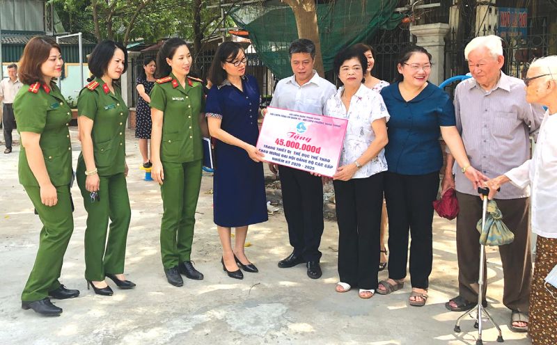 Đồng chí Trịnh Thị Hồng Thuỷ, Chủ tịch Hội LHPN Quận cùng đại diện Hội LHPN bàn giao kinh phí đầu tư sân chơi tại phường Nhân Chính