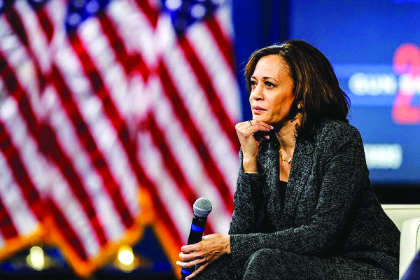 Bà Kamala Harris lắng nghe câu hỏi từ khán giả trong một diễn đàn ở Las Vegas, Nevada, ngày 2/10/2019