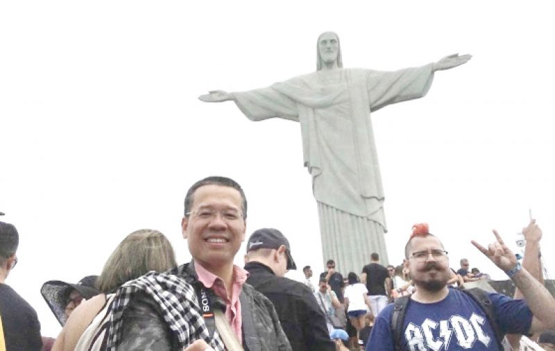 Nhà báo Đỗ Doãn Hoàng bên kỳ quan Nhân loại, tượng chúa cứu thế