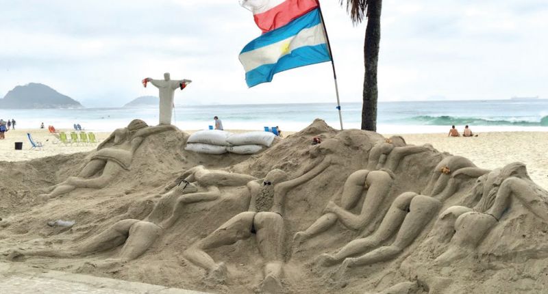 Đắp hình những cặp mông lên bờ biển Rio De Janeiro